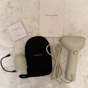 Steamery Cirrus No.3 Iron Steamer and Pilo No.3 Fabric Shaver Set in Beige